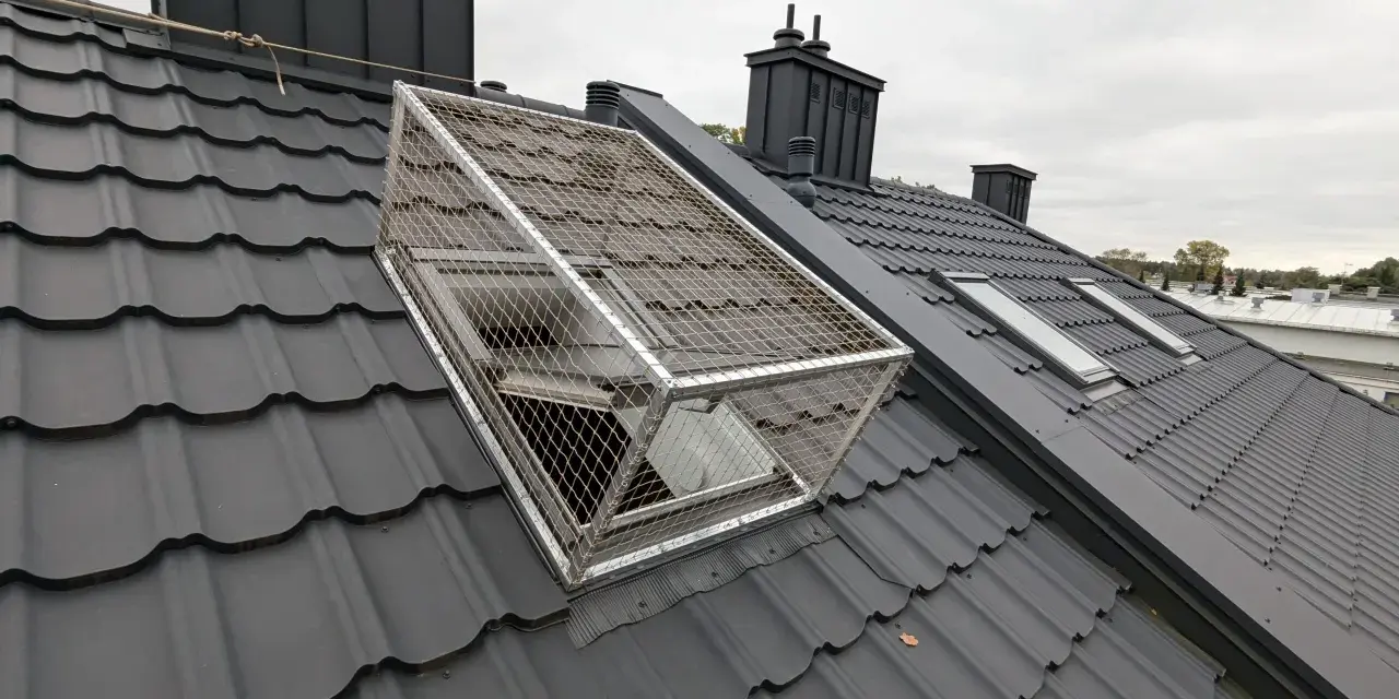 Siatka zabezpieczająca okno dachowe dla kota, pokazująca, jak zamontować siatkę na okno dla kota.